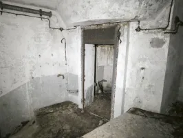 Ligne Maginot - RAMSTEIN OUEST - (Casemate d'infanterie - Simple) - Le puits de la cloche JM. On distingue à gauche l'escalier vers l'étage inférieur.