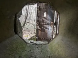 Ligne Maginot - RAMSTEIN OUEST - (Casemate d'infanterie - Simple) - La vue par le créneau FM de défense de l'entrée.