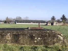 Ligne Maginot - 8 - (Chambre de coupure - Avec central) - Le blockhaus de la Rue Bouchard avec la chambre de coupure au premier plan