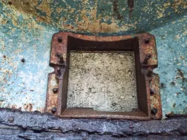Ligne Maginot - CÔTE DE VIGNEULLES - (Observatoire d'artillerie) - L'orifice par lequel passe normalement l'arme est obturé par du béton.
