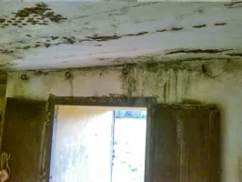 Ligne Maginot - B312 - ANSTAING - (Blockhaus pour canon) - Crochets pour les hamacs au dessus de la porte