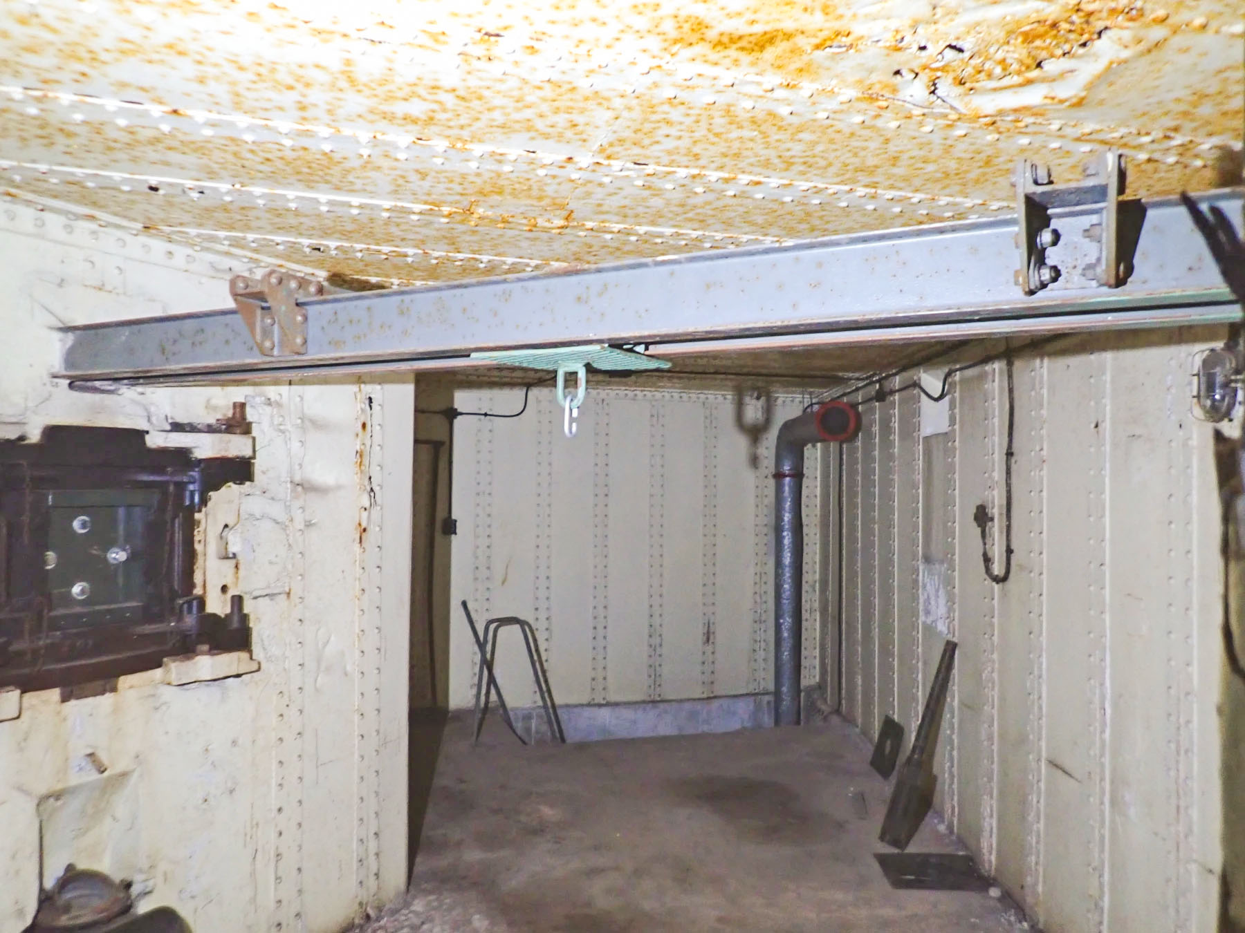 Ligne Maginot - FOUR A CHAUX - FAC - (Ouvrage d'artillerie) - Entrée munitions
Chambre de tir Est avec le bi-rail pour le  canon antichar - J.Luc