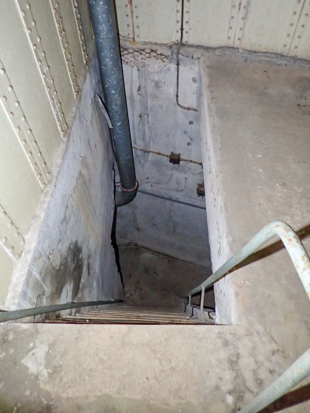 Ligne Maginot - FOUR a CHAUX - FAC - (Ouvrage d'artillerie) - Entrée munitions
Escalier d'accès à chambre de tir du canon anti-char - J.Luc