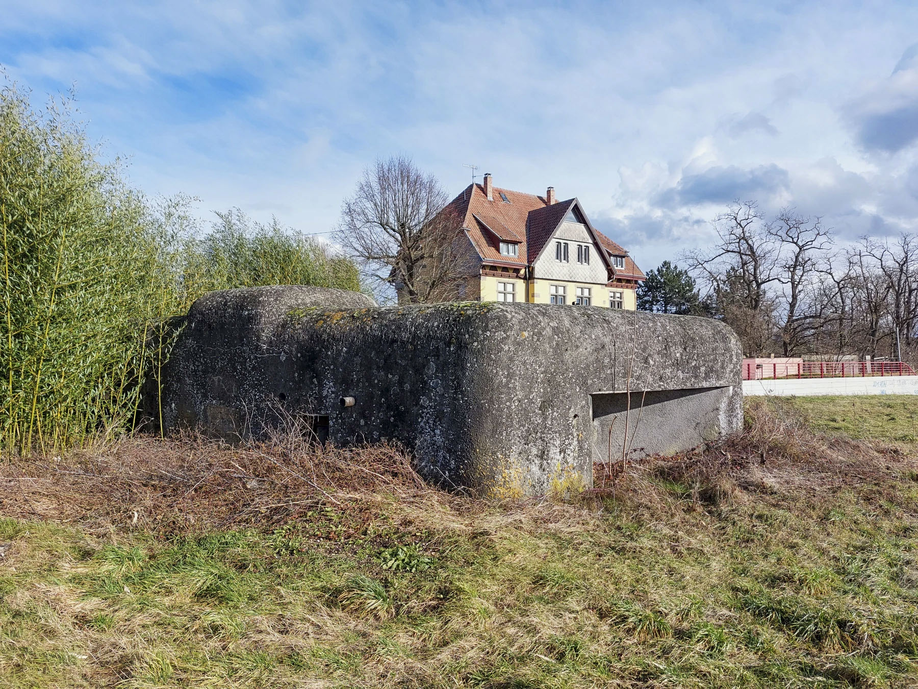 Ligne Maginot - ALGOLSHEIM - ABBATUCCI - (Blockhaus pour arme infanterie) - Façade arrière et créneau de flanquement sud - Gregory Fuchs