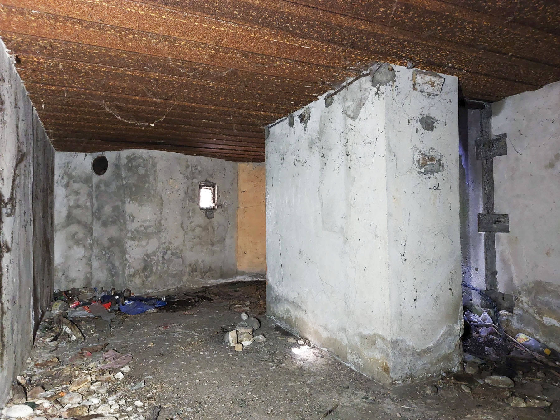 Ligne Maginot - ALGOLSHEIM - ABBATUCCI - (Blockhaus pour arme infanterie) - Vue vers le créneau de flanquement sud - Gregory Fuchs