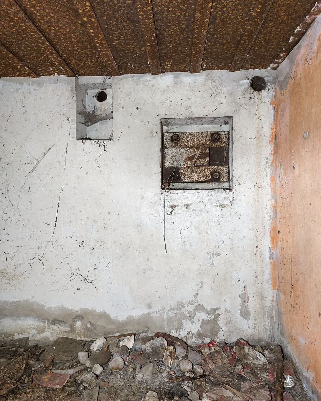 Ligne Maginot - ALGOLSHEIM - ABBATUCCI - (Blockhaus pour arme infanterie) - Créneau de défense rapprochée équipé d'une trémie FM type A - Gregory Fuchs