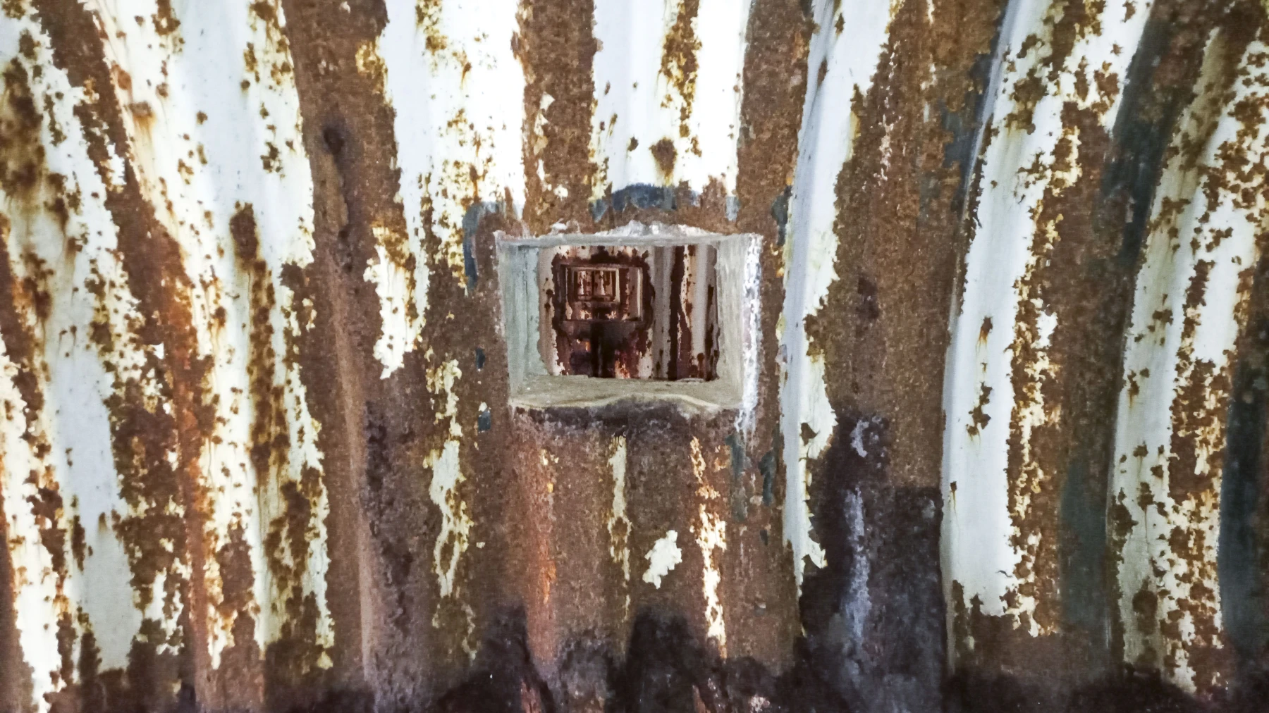 Ligne Maginot - SERROUVILLE (SOUS-SECTEUR AUMETZ - 128° RIF) - (PC de Sous-Secteur) - PC à six alvéoles
Passe-papiers entre les alvéoles - Marc Fossoul