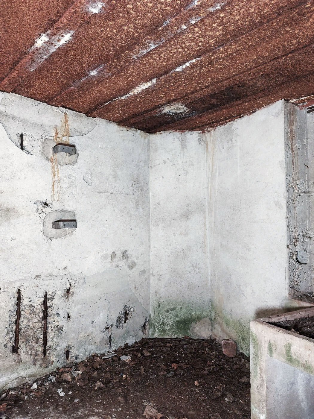 Ligne Maginot - MAIN DU PRINCE 1 - (Blockhaus pour canon) - Supports d'un ventilateur - Gregory Fuchs