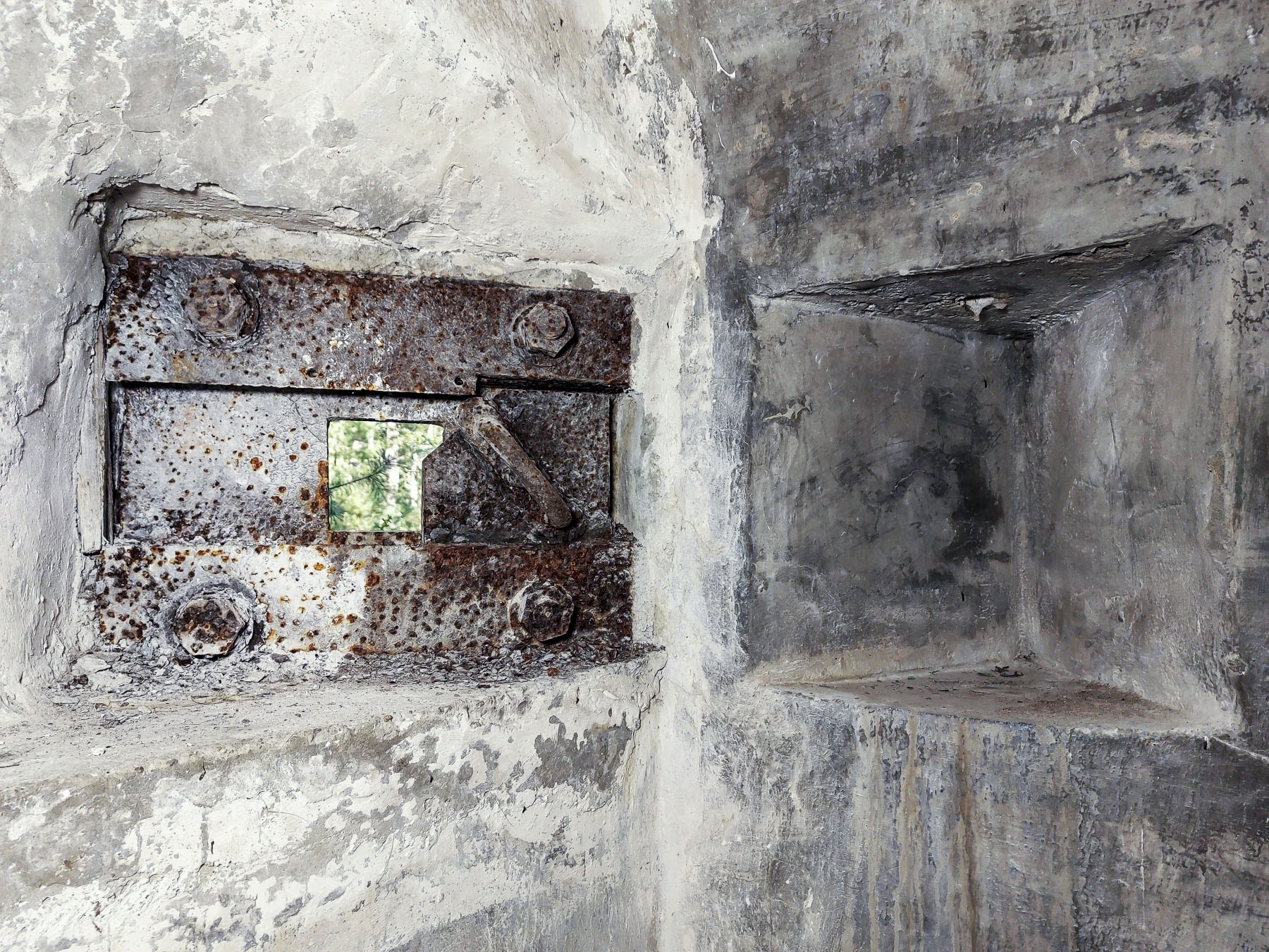 Ligne Maginot - MAIN DU PRINCE 2 - (Blockhaus pour arme infanterie) - Galerie vers le blockhaus mitrailleuse de droite
Créneau de flanquement et niche à lampe - Gregory Fuchs