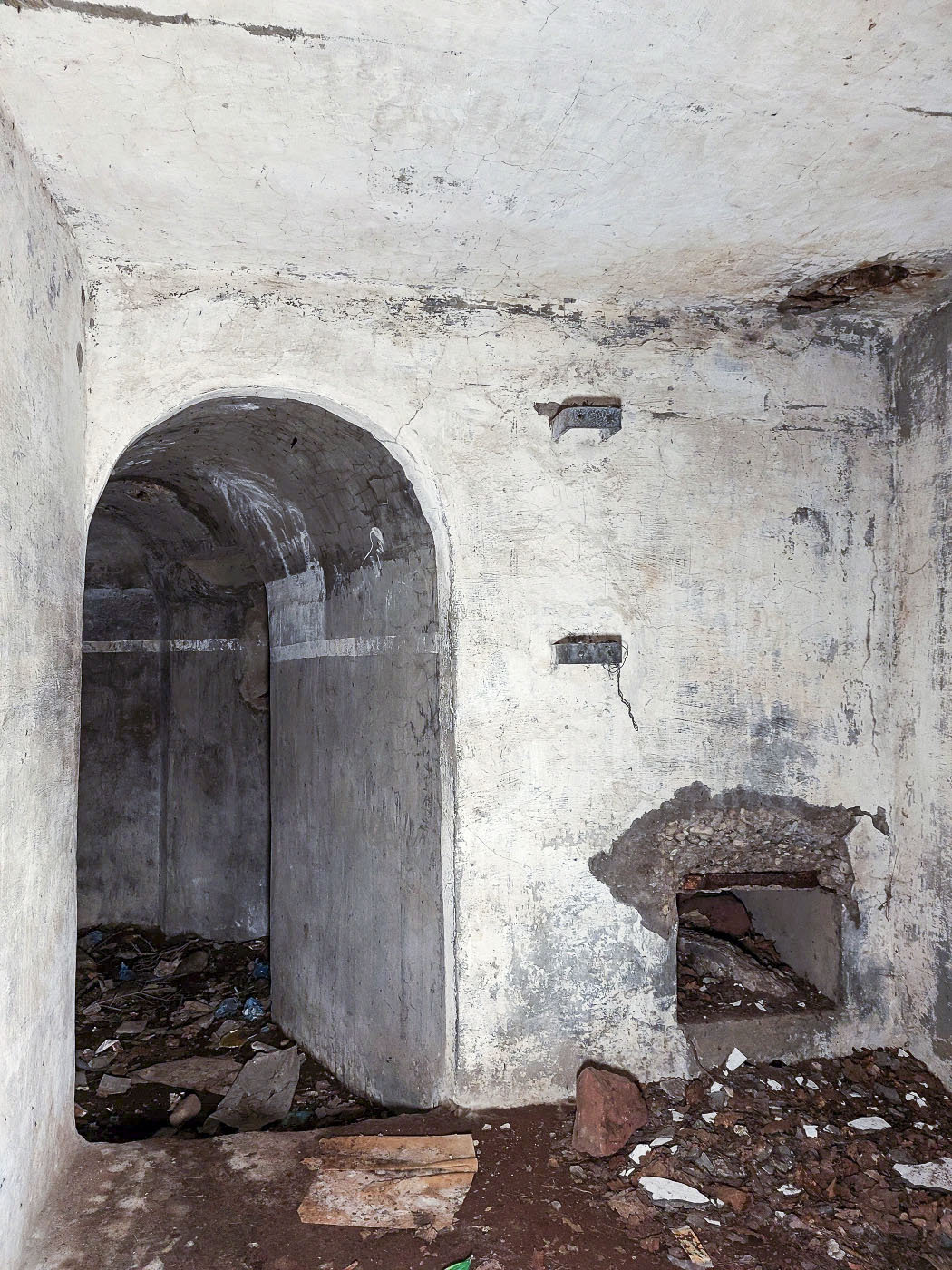 Ligne Maginot - MAIN DU PRINCE 2 - (Blockhaus pour arme infanterie) - Blockhaus mitrailleuse de gauche
Emplacement d'un ventilateur à droite de l'entrée - Gregory Fuchs