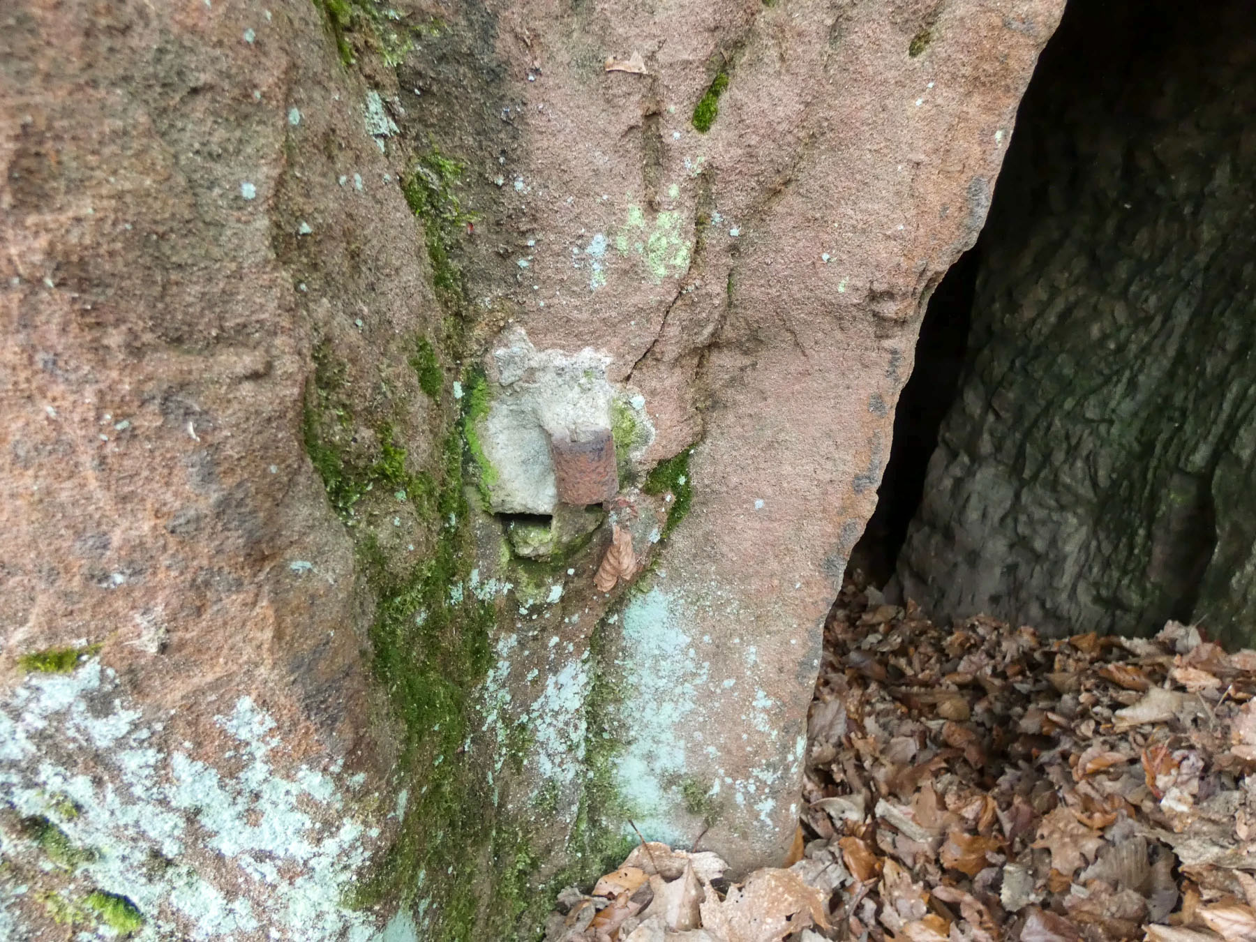 Ligne Maginot - GALGENBERG SUD-EST - (Abri) - Une pommelle pour une porte est scellée sur le montant de l'entrée droite. - STENGER Mathieu