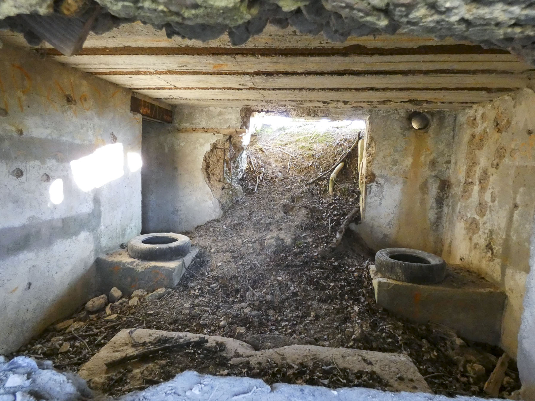 Ligne Maginot - LEGERET NORD 3 - C5-B - (Blockhaus pour canon) - La chambre de tir pour un canon anti-char de 25 vue depuis l'embrasure. - STENGER Mathieu
