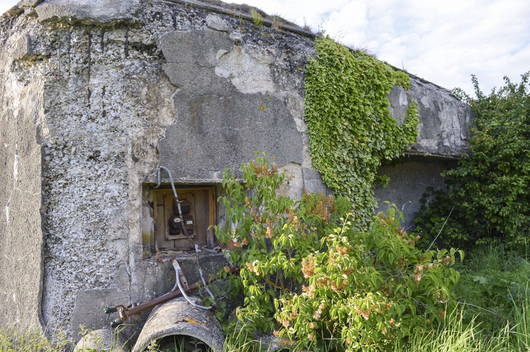 Ligne Maginot - B337 - FAY - (Blockhaus pour canon) - Créneau modifié en coffret électrique après guerre - UKmaginot