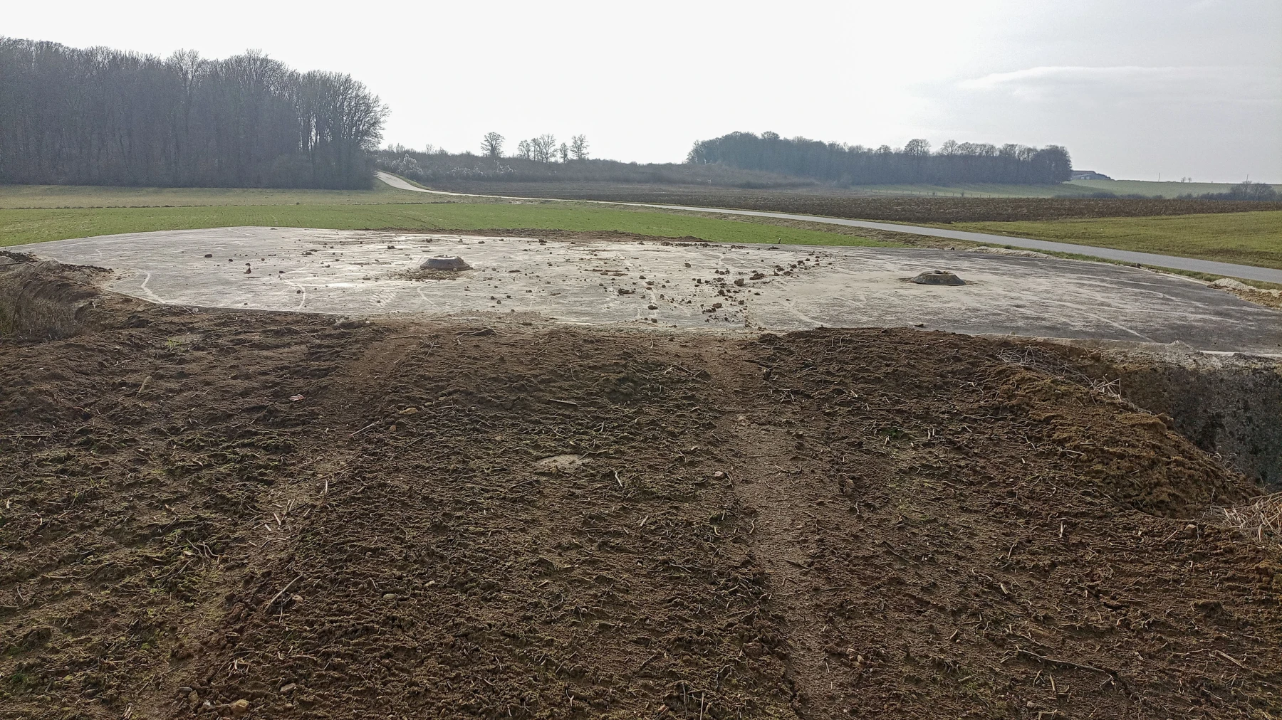 Ligne Maginot - DB42 - PETITE BONDE - (Blockhaus pour arme infanterie) - Le toit avec les deux orifices pour periscope - Marc Fossoul