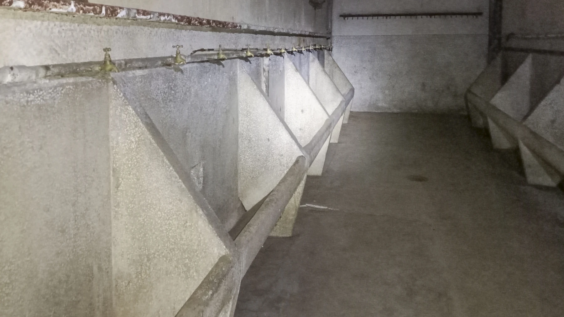 Ligne Maginot - FERMONT - A2 - (Ouvrage d'artillerie) - Salle avec lavabos pour le troupe - Marc Fossoul