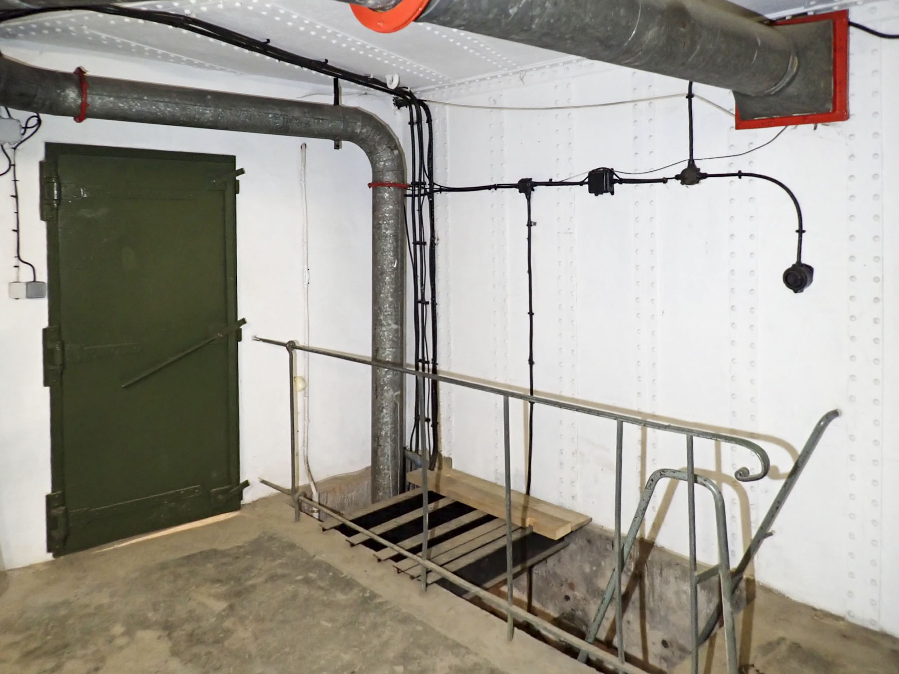 Ligne Maginot - FOUR A CHAUX - FAC - (Ouvrage d'artillerie) - Entrée munitions
Porte de la chambre et escalier vers niveau inferieur - J.Luc