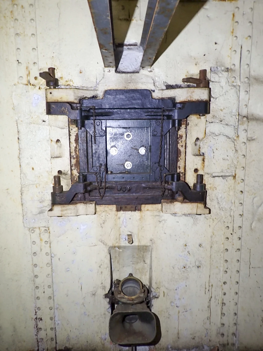 Ligne Maginot - FOUR A CHAUX - FAC - (Ouvrage d'artillerie) - Entrée munitions
Fixation du faux canon en façade - J.Luc