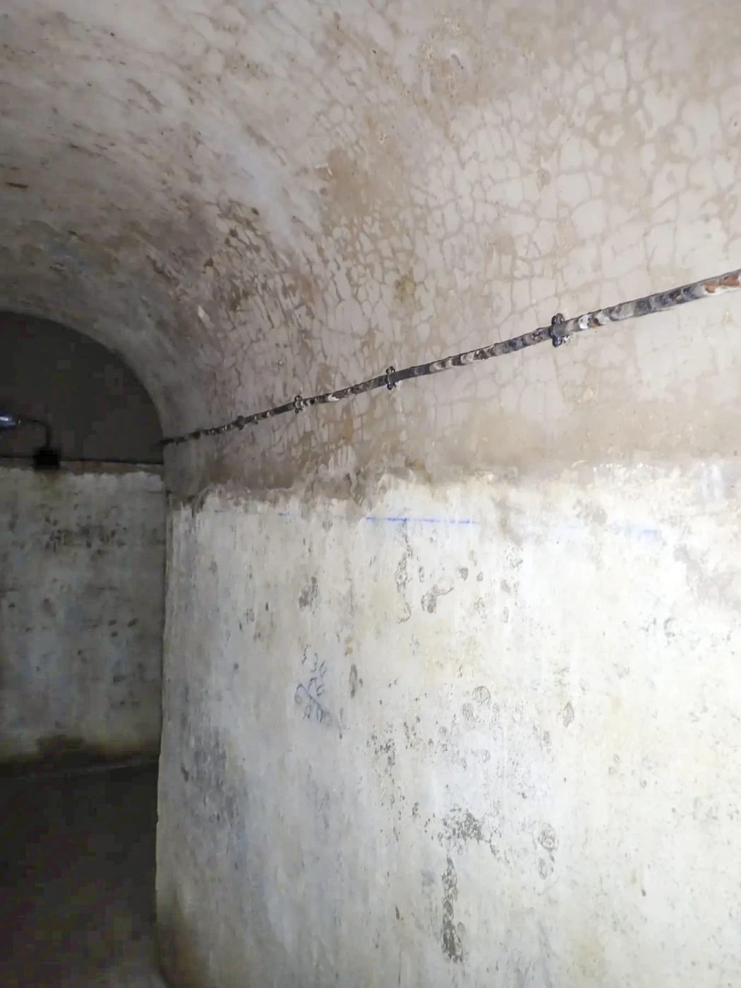 Ligne Maginot - FOUR A CHAUX - FAC - (Ouvrage d'artillerie) - La galerie de desserte  des alvéoles aux artifices, notez le traits cordeau bleu pour le re-bétonnage de la voute - Luc Jacquemin