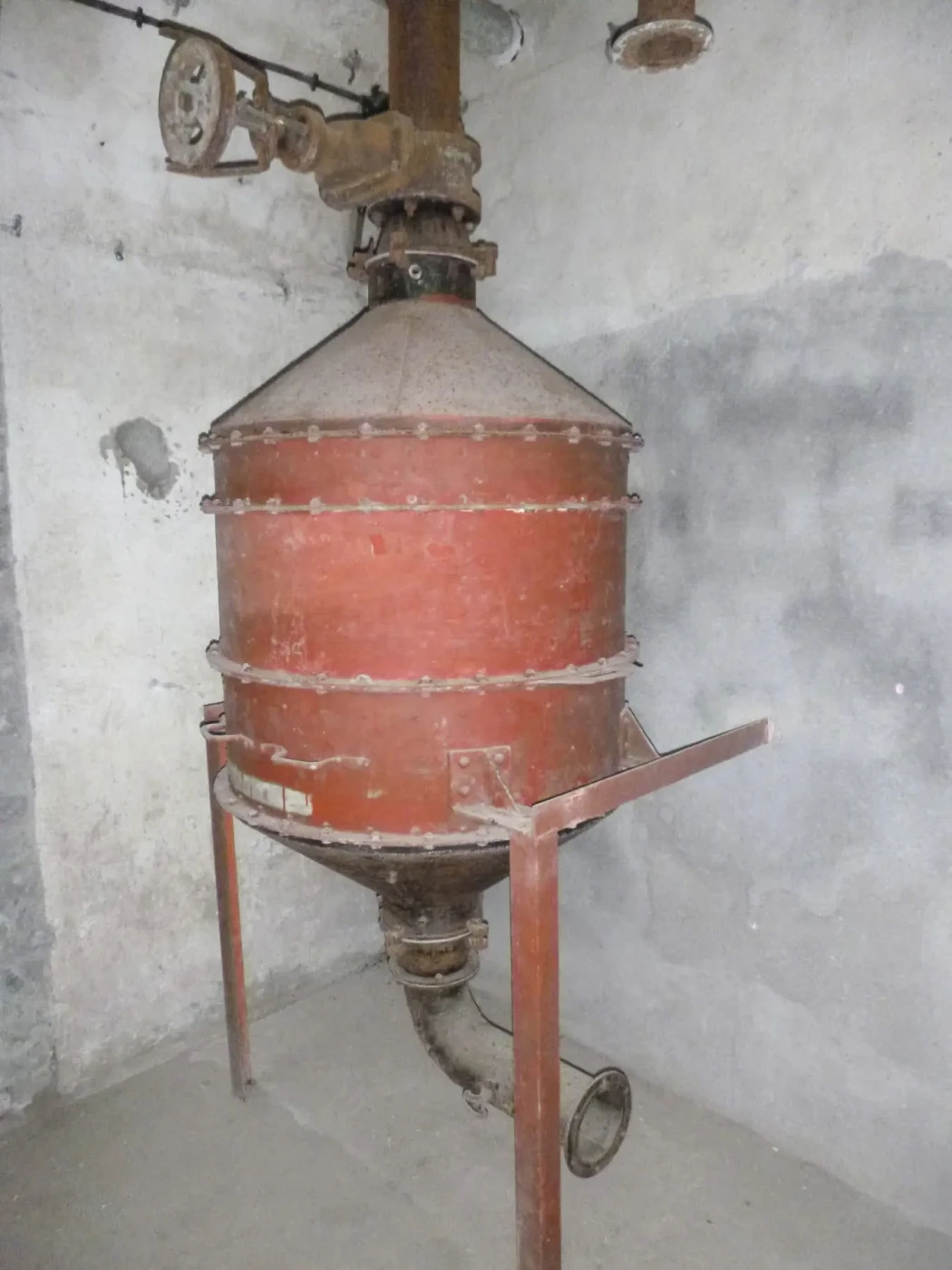 Ligne Maginot - FOUR A CHAUX - FAC - (Ouvrage d'artillerie) - Local de décontamination
Filtre - J.Luc