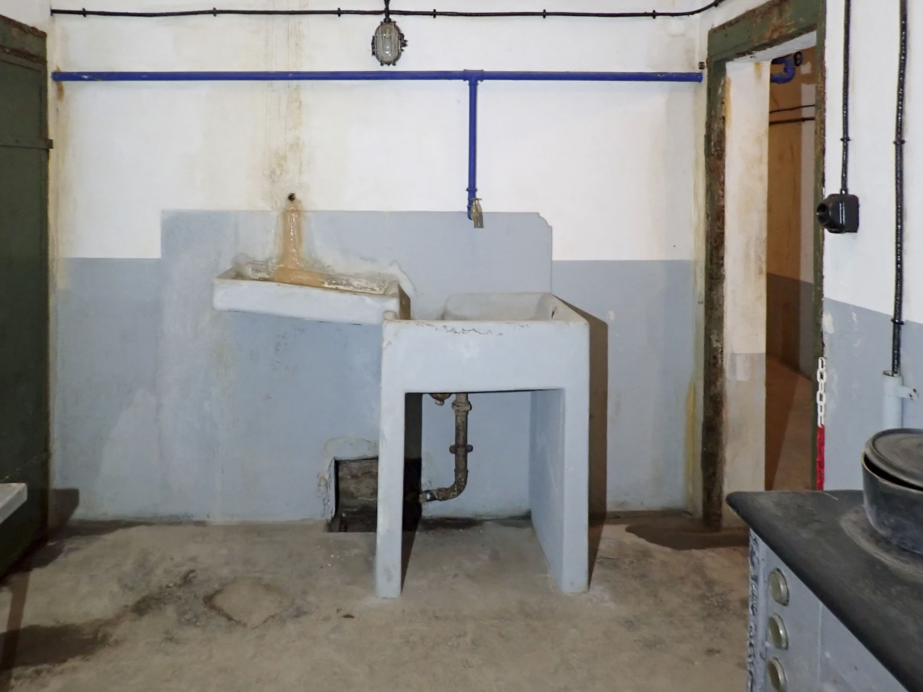 Ligne Maginot - FOUR A CHAUX - FAC - (Ouvrage d'artillerie) - Cuisine des officiers
Lavabo - J.Luc