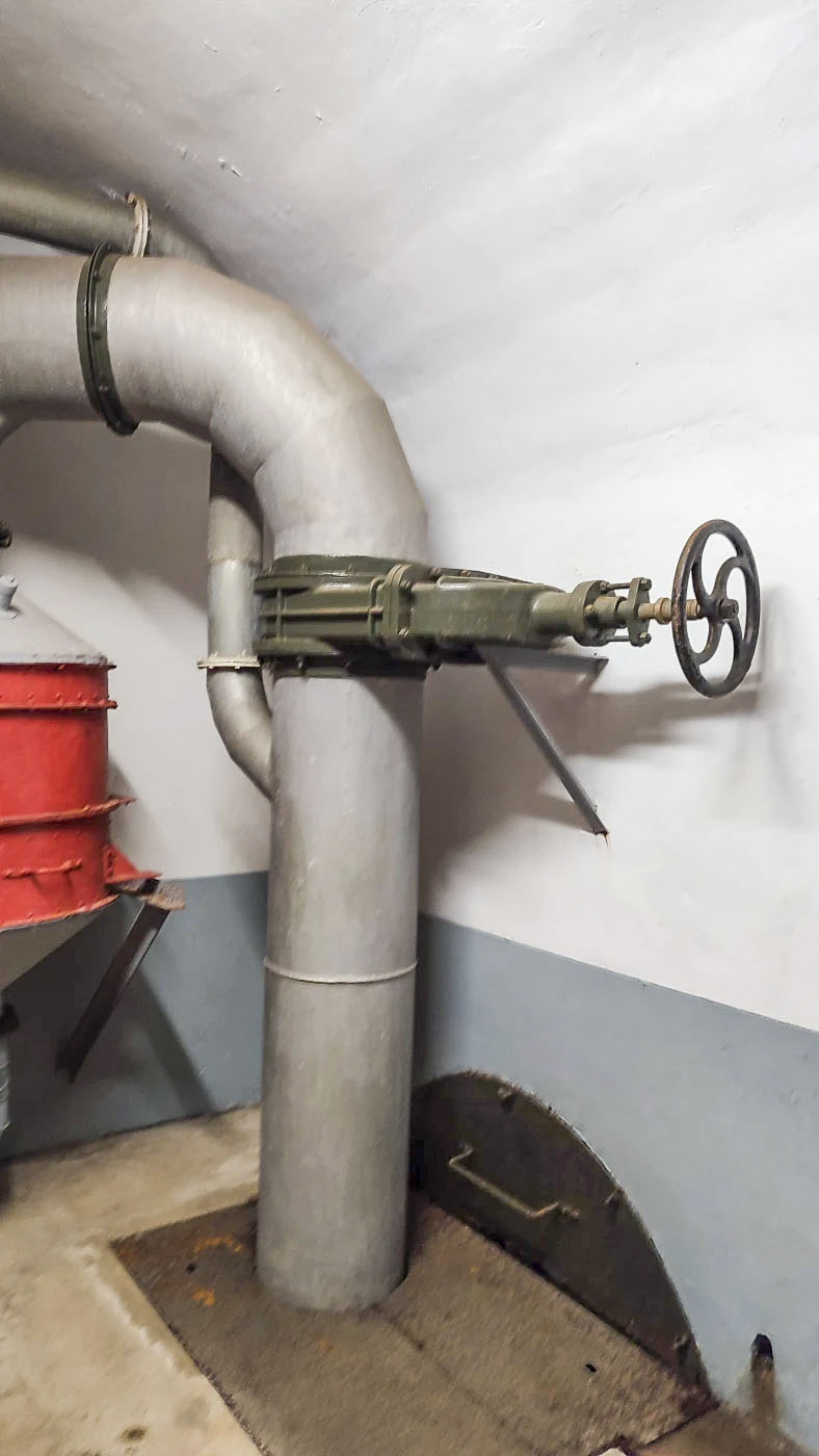 Ligne Maginot - FOUR A CHAUX - FAC - (Ouvrage d'artillerie) - Entrée d'air de l'extérieur
Vanne - Luc Jacquemin