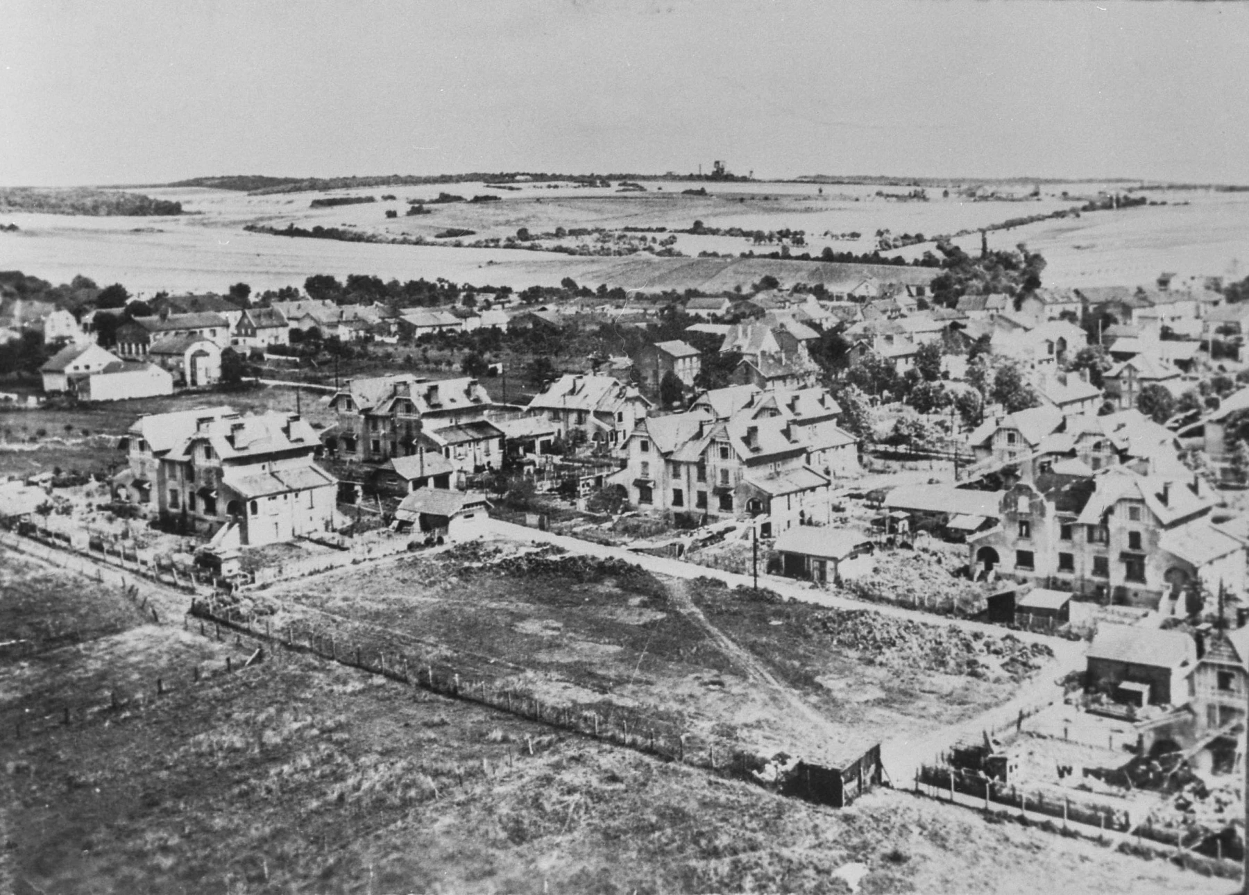 Ligne Maginot - TETING CITé - (Cité Cadres) - Cite des officiers de Téting, photo non datée.
On remarque des dégâts sur la toiture de l'un des batiments. - Inconnu