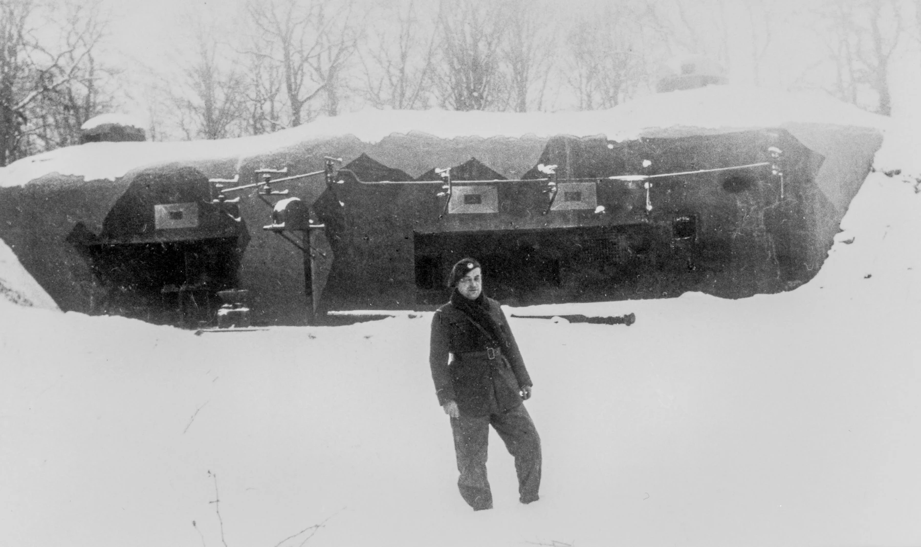 Ligne Maginot - BOUSSE - A24 - (Ouvrage d'infanterie) - Devant le bloc 2, janvier 1940
On notera le projecteur provisoire encore en place - Inconnu