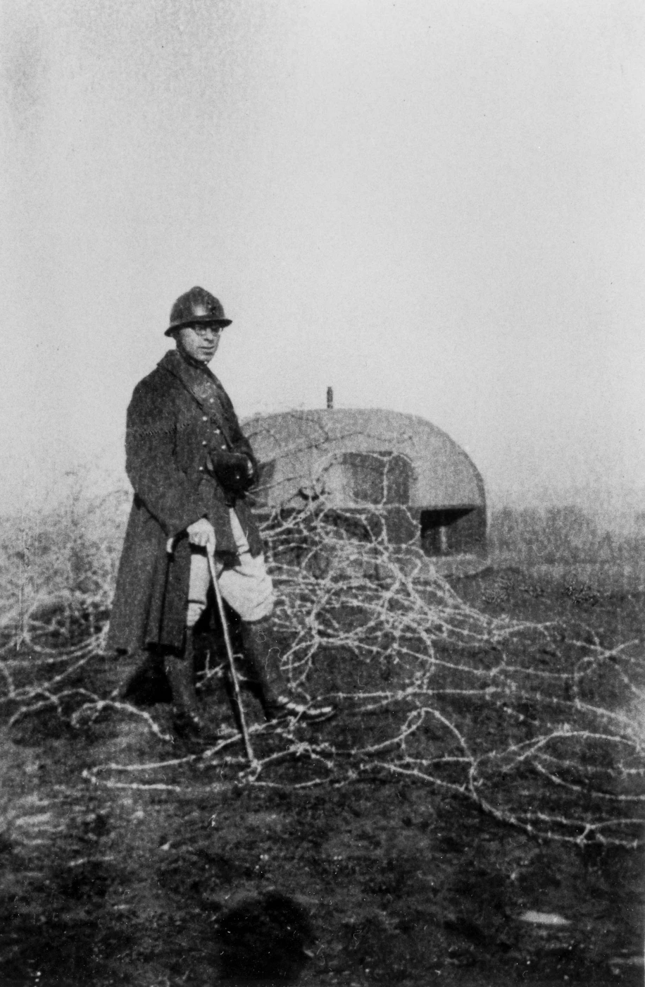 Ligne Maginot - BOUSSE - A24 - (Ouvrage d'infanterie) - Bloc 3, octobre 1939
Lt Gendre sur les dessus du bloc - Inconnu