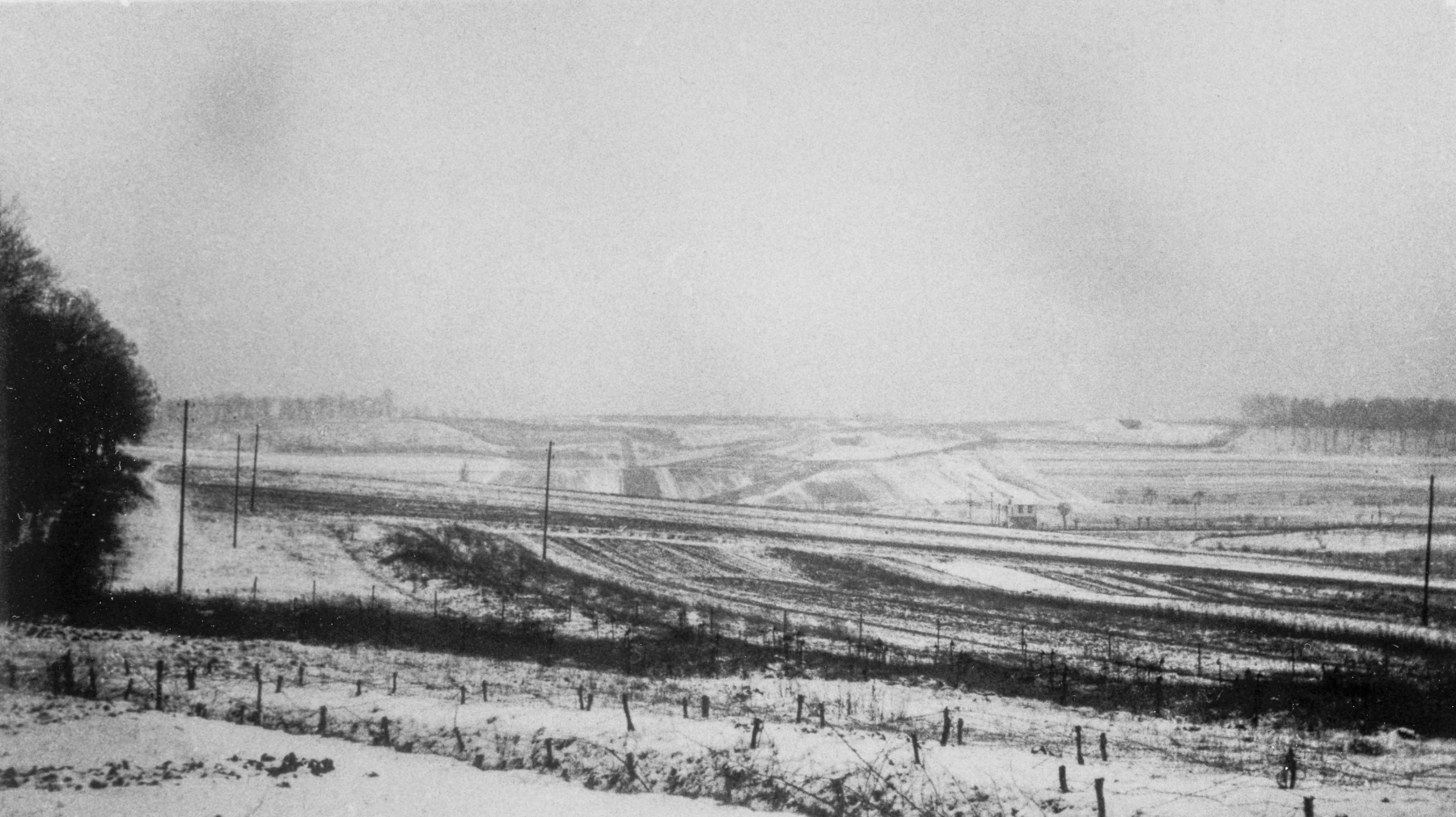Ligne Maginot - BOUSSE - A24 - (Ouvrage d'infanterie) - Les dessus de l'ouvrage
A droite; les blocs 1 et 5 de l'ouvrage d'Anzeling et un poste sur la voie ferrée - Inconnu