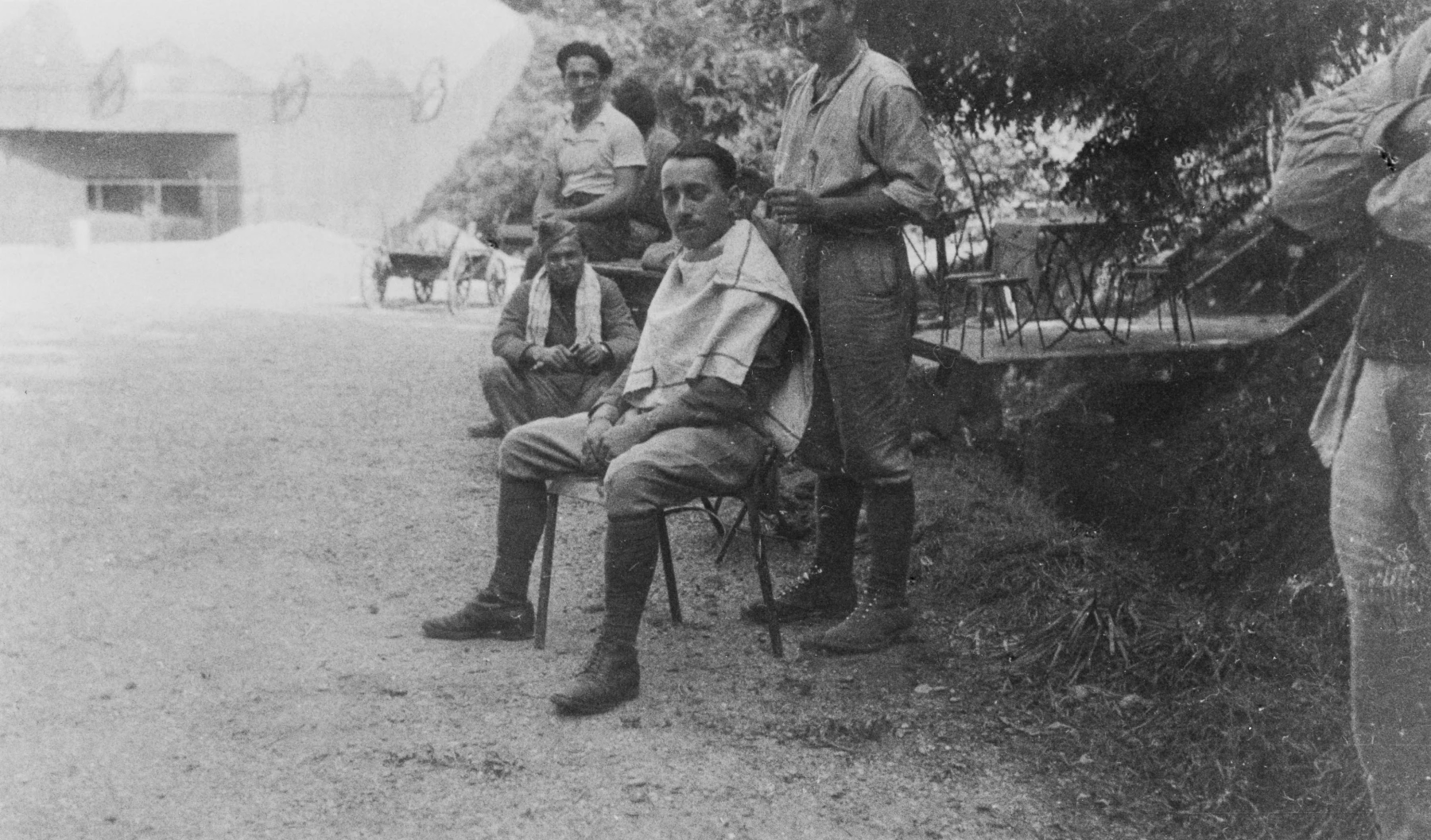 Ligne Maginot - BOUSSE - A24 - (Ouvrage d'infanterie) - Extérieurs de l'ouvrage, septembre 1939
Le Lt Gendre chez le coiffeur - Inconnu