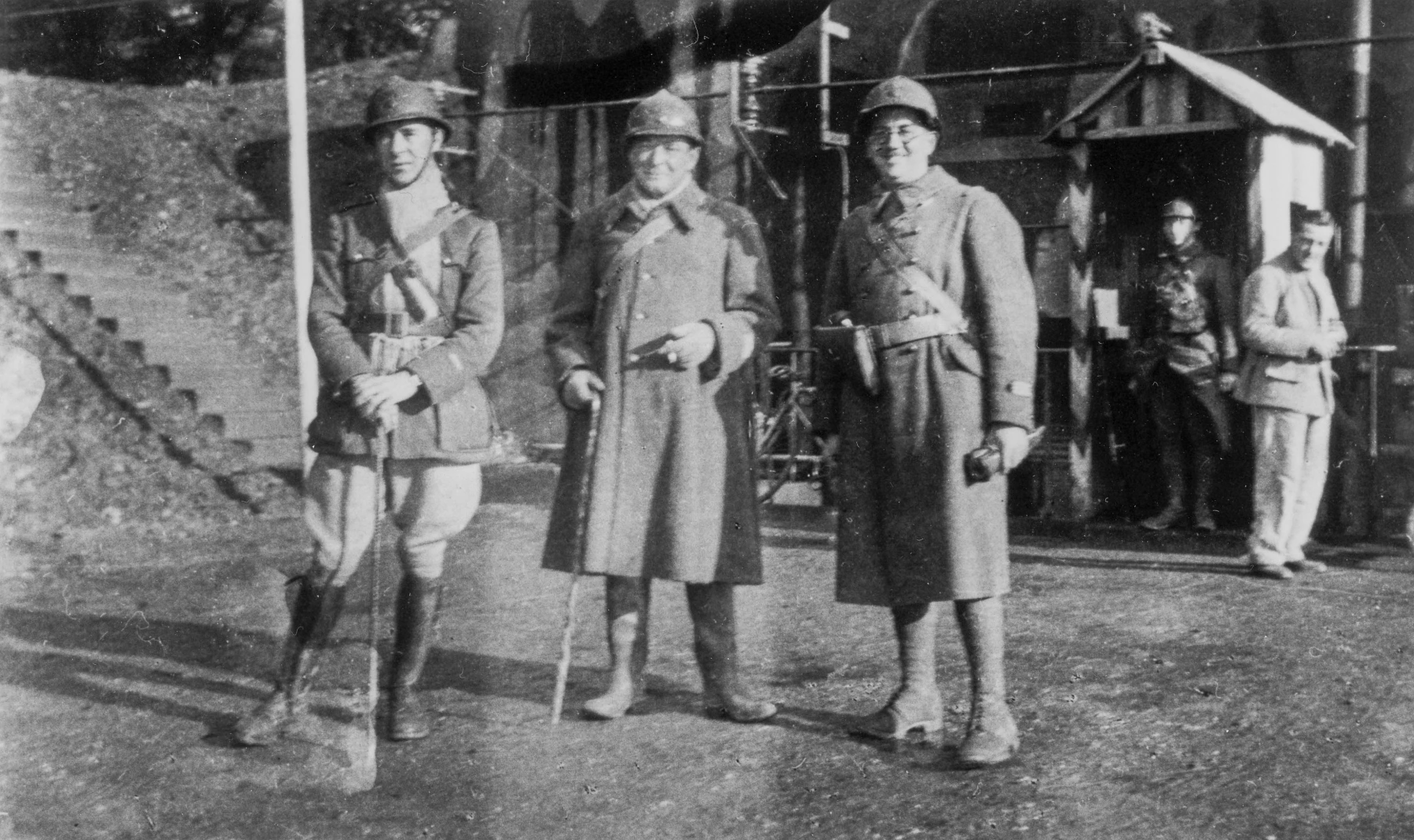 Ligne Maginot - BOUSSE - A24 - (Ouvrage d'infanterie) - Devant l'ouvrage , novembre 1939
Lt Simoens, Cap Lendi, Cne Vidal (122° RIF) - Inconnu