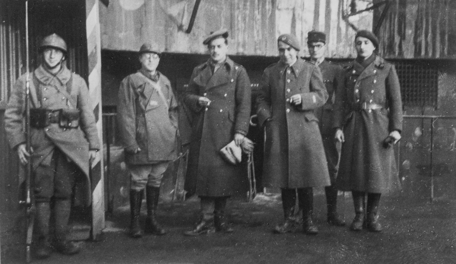 Ligne Maginot - BOUSSE - A24 - (Ouvrage d'infanterie) - Devant l'ouvrage , décembre 1939
Cne Wolff, Major ?, Lt de Chambrun, Med Caron - Inconnu