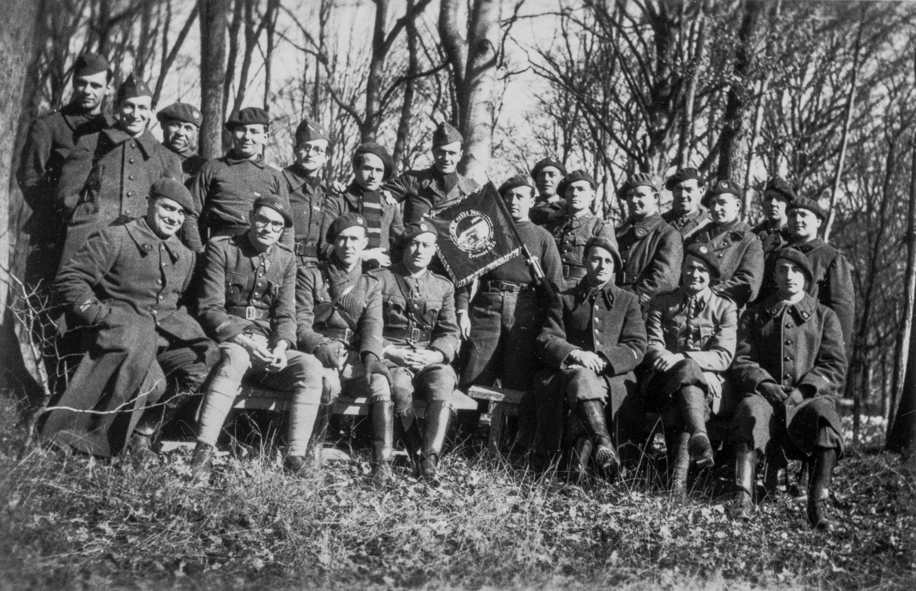 Ligne Maginot - BOUSSE - A24 - (Ouvrage d'infanterie) - Les officiers et sous-officiers de l'ouvrage
Noter le fanion de l'ouvrage avec la devise 'on ne passe pas' - Inconnu