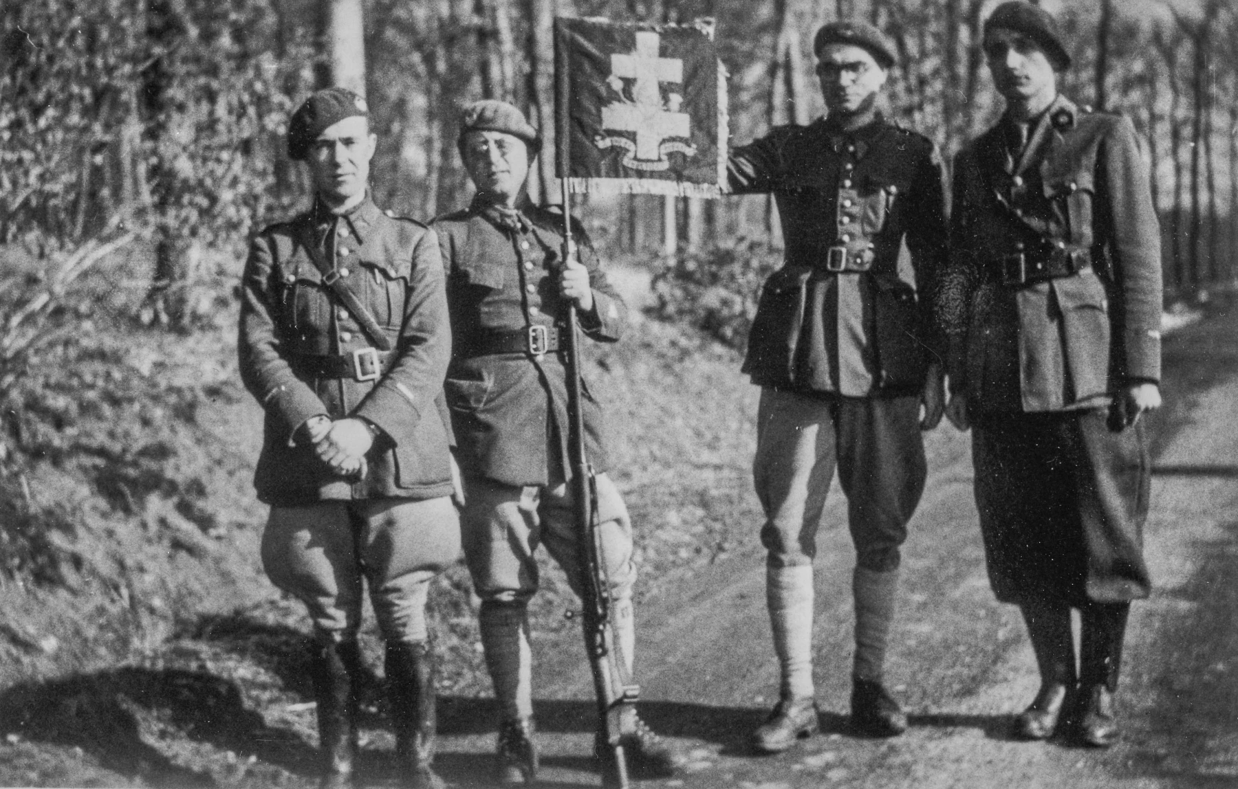 Ligne Maginot - BOUSSE - A24 - (Ouvrage d'infanterie) - Le fanion de l'ouvrage, avers
Lt Simoens, Cne Wolff, Lt Ulhmann, Med Caron - Inconnu