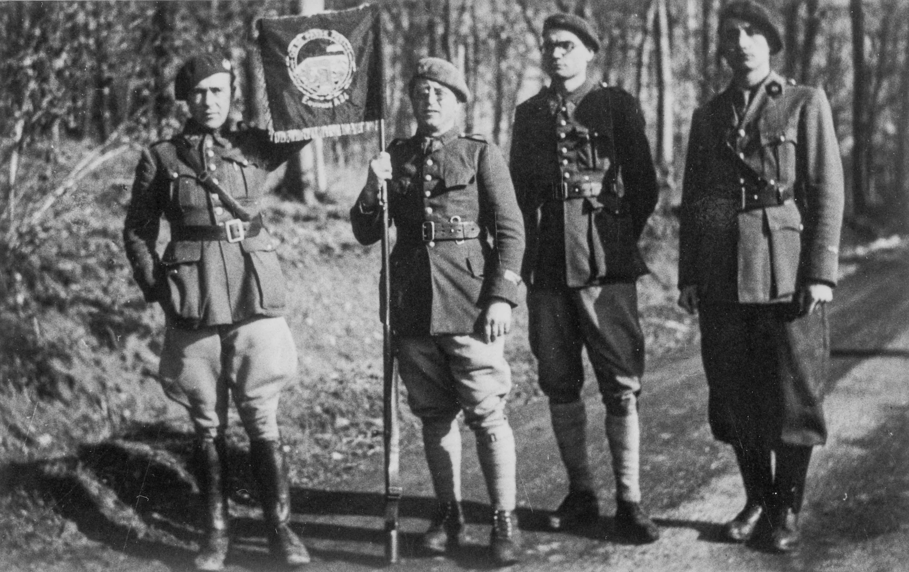 Ligne Maginot - BOUSSE - A24 - (Ouvrage d'infanterie) - Le fanion de l'ouvrage
Lt Simoens, Cne Wolff, Lt Ulhmann, Med Caron - Inconnu