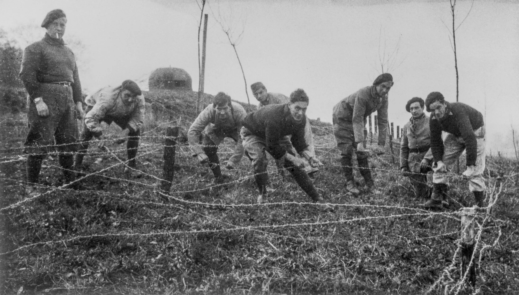 Ligne Maginot - BOUSSE - A24 - (Ouvrage d'infanterie) - Bloc 3
Pose de barbelés sous le commandement du Sgt Dodo
Octobre 39 - Inconnu