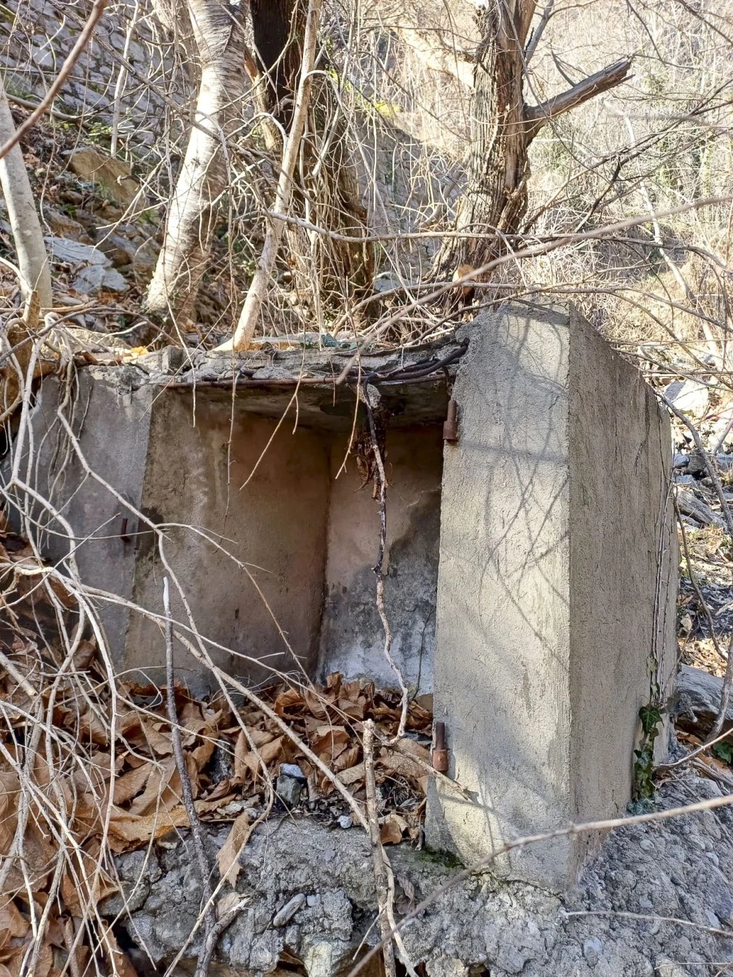 Ligne Maginot - VALABRES ANNEXE (OU SUD) (VA) - (Blockhaus pour arme infanterie) - Latrine en contrebas de la route  - GREBOVAL Simon