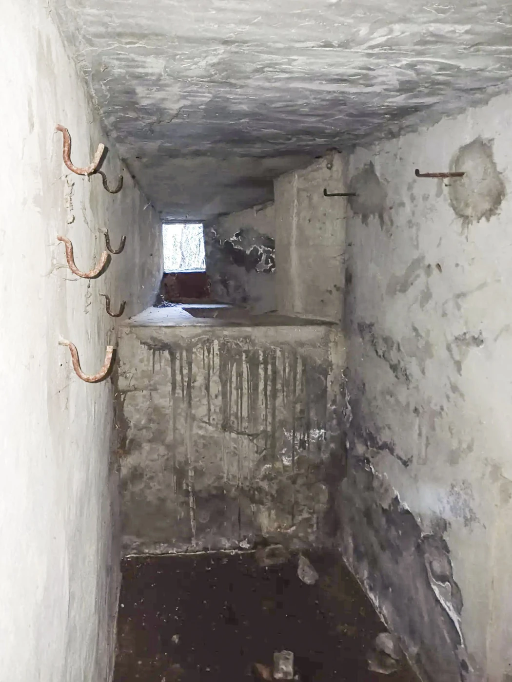 Ligne Maginot - VALABRES - (Blockhaus pour arme infanterie) - Blockhaus FM
L'intérieur
À gauche, râtelier incrusté dans le béton pour trois fusils, à droite pour le FM. - GREBOVAL Simon