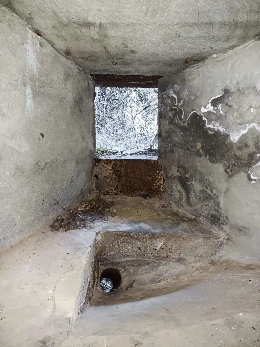 Ligne Maginot - VALABRES - (Blockhaus pour arme infanterie) - Créneau FM et goulotte d'évacuation des douilles. - GREBOVAL Simon