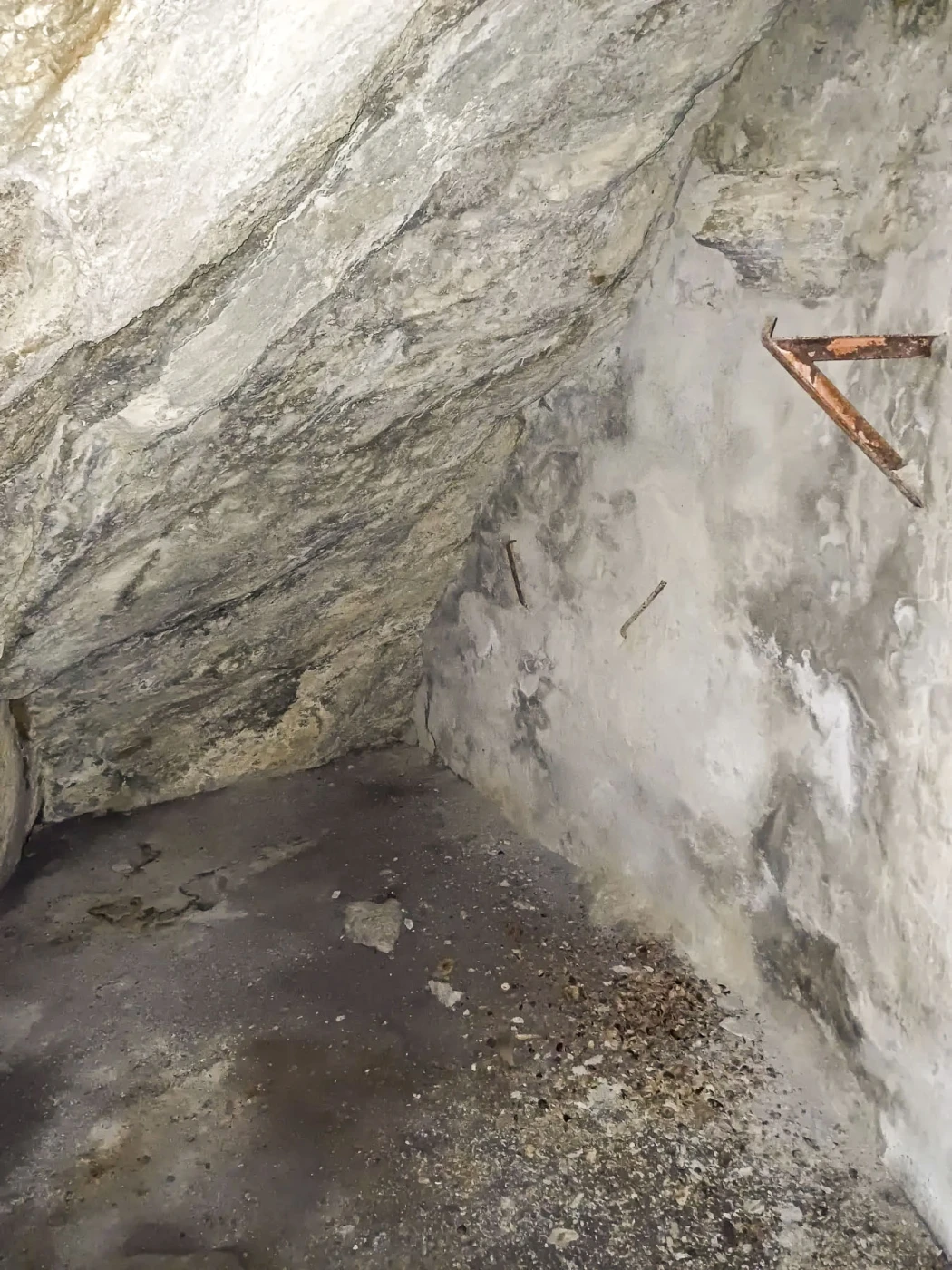 Ligne Maginot - VALABRES - (Blockhaus pour arme infanterie) - Abri sous roc, à proximité du blockhaus - GREBOVAL Simon