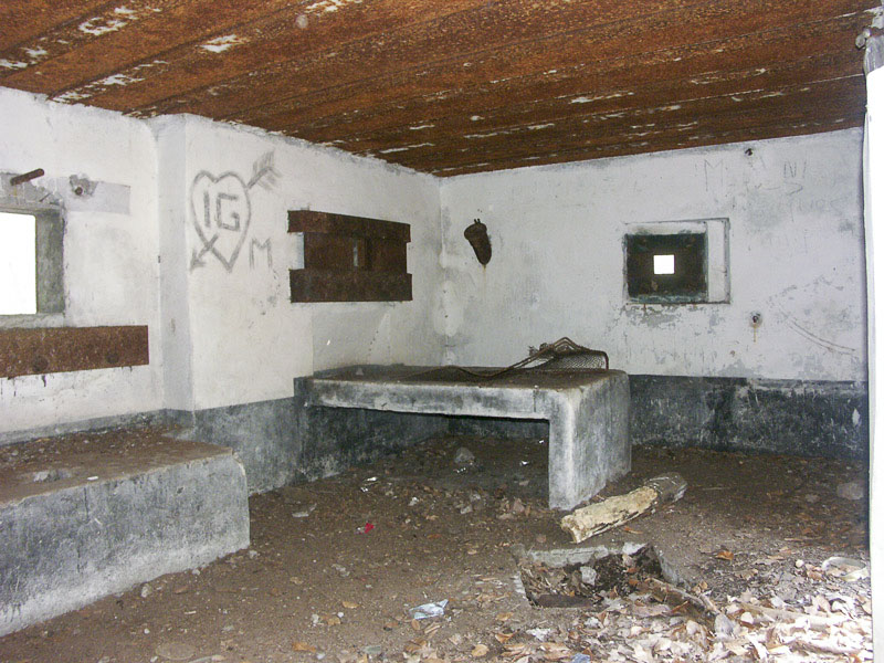 Ligne Maginot - Vue intérieure - Le créneau pour mitrailleuse et la tablette support, le créneau pour FM - Pascal LAMBERT