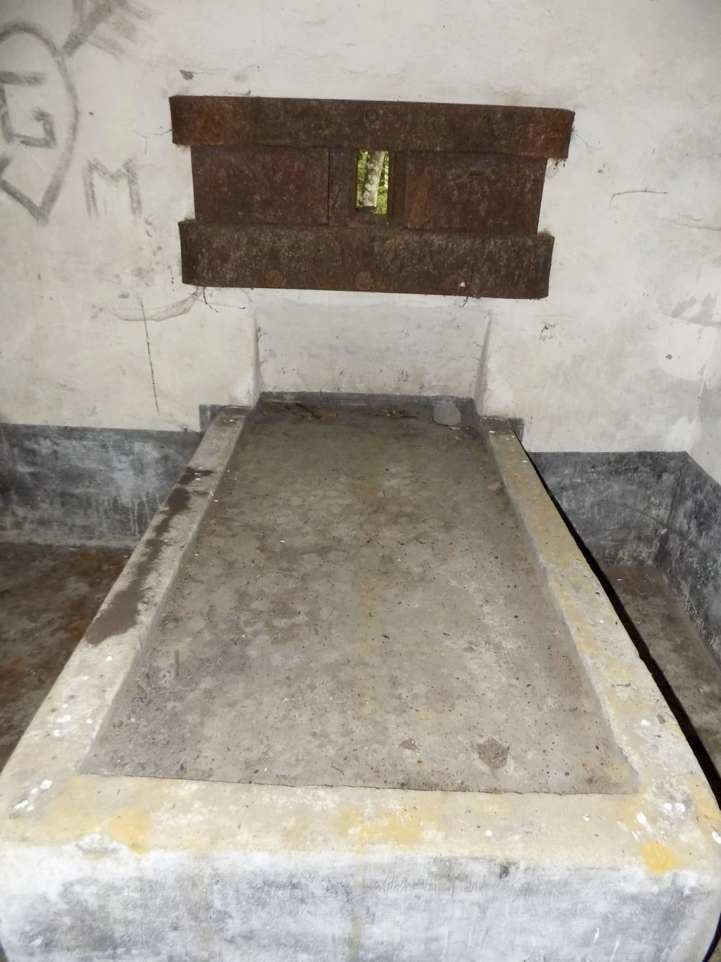 Ligne Maginot - HANAU 1 - (Blockhaus pour canon) - Le créneau pour mitrailleuse et la tablette support  - J.Luc