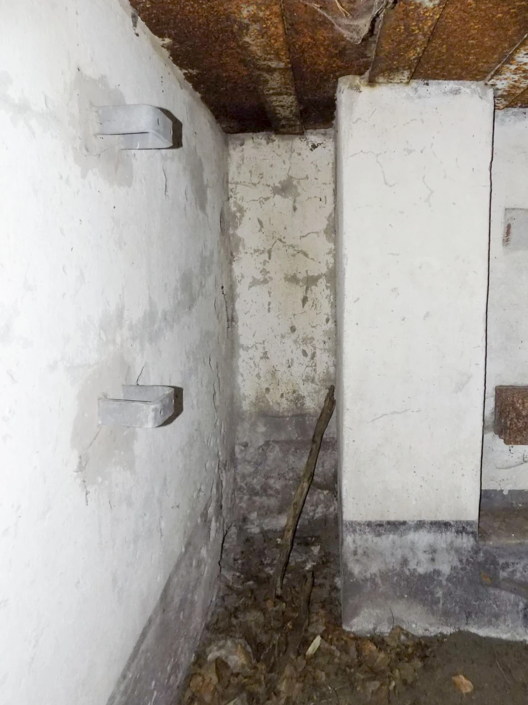 Ligne Maginot - HANAU 1 - (Blockhaus pour canon) - Le support de ventilation et le trou d'évacuation au plafond - J.Luc