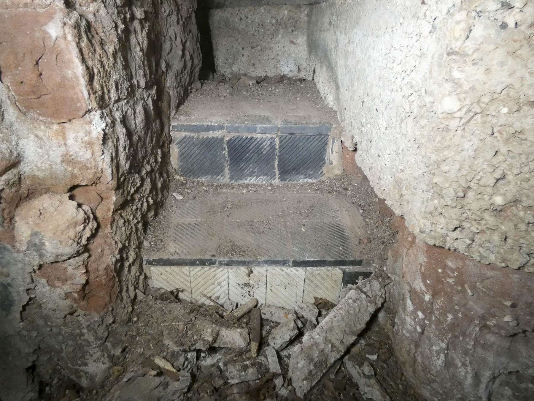 Ligne Maginot - GALGENBERG EST - (Blockhaus pour arme infanterie) - Les marches réalisées en carrelage de récupération. - STENGER Mathieu