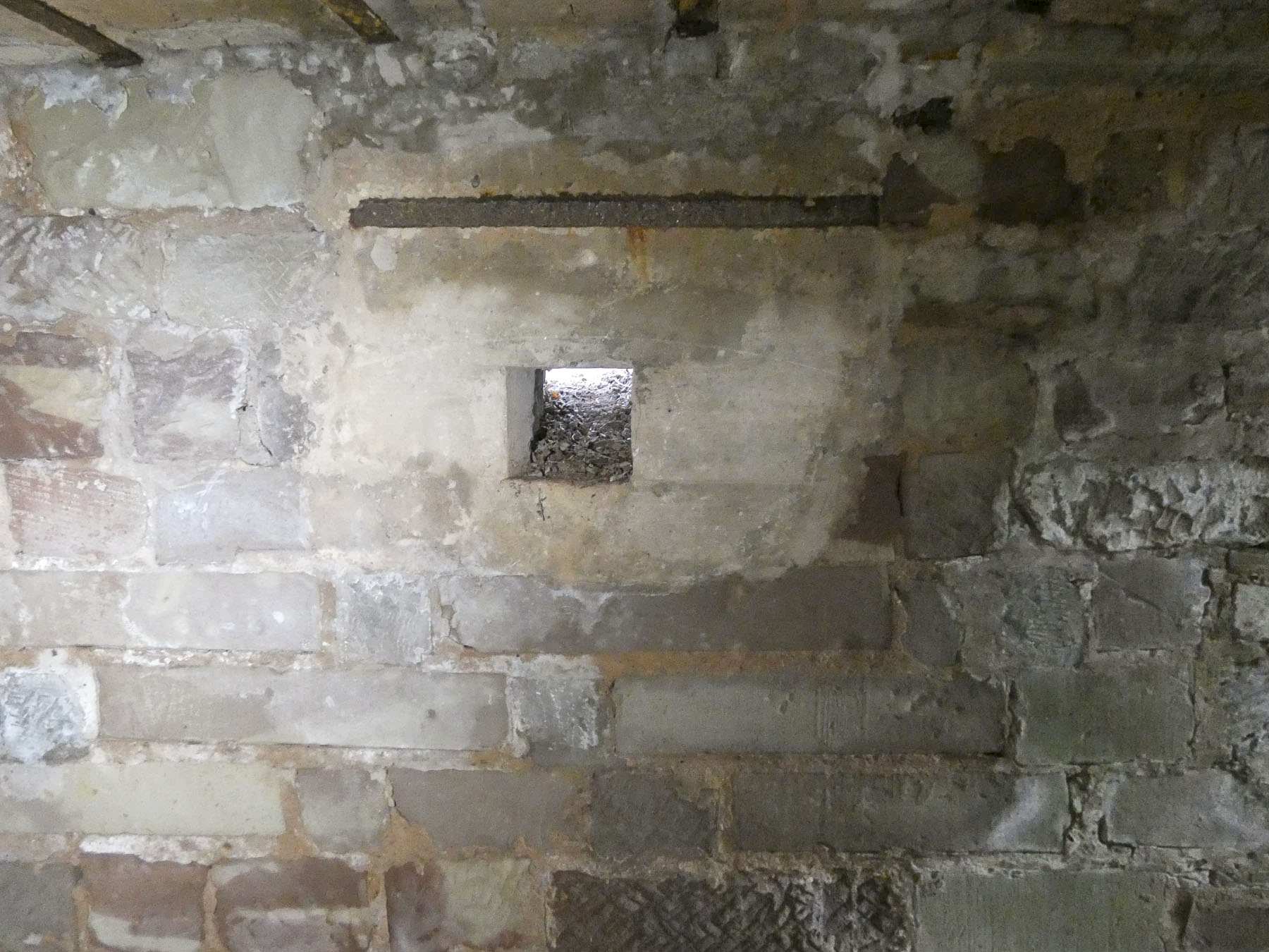 Ligne Maginot - GALGENBERG EST - (Blockhaus pour arme infanterie) - Un créneaux dans l'abri arrière. - STENGER Mathieu