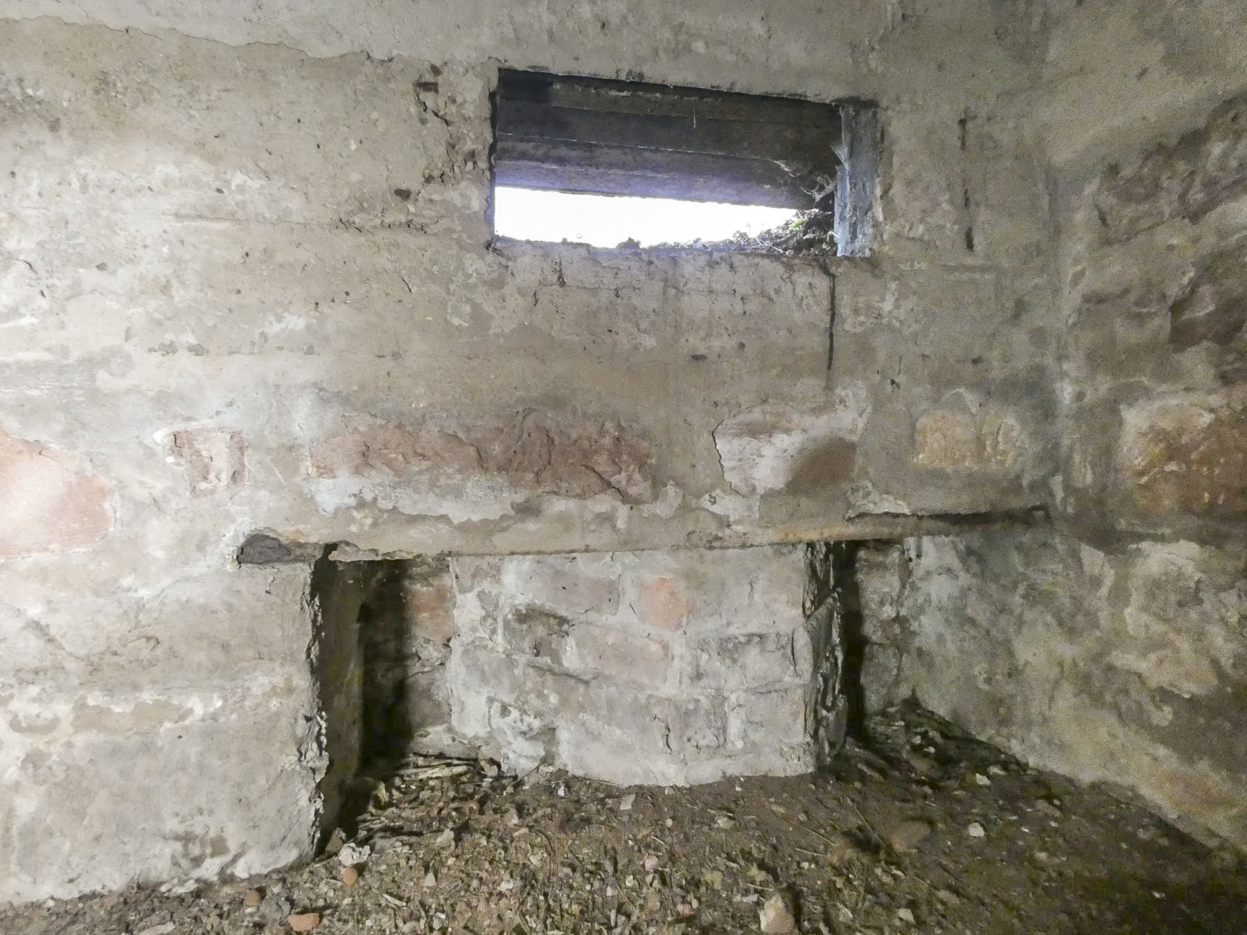 Ligne Maginot - GALGENBERG EST - (Blockhaus pour arme infanterie) - Le créneau de tir vers la droite. - STENGER Mathieu