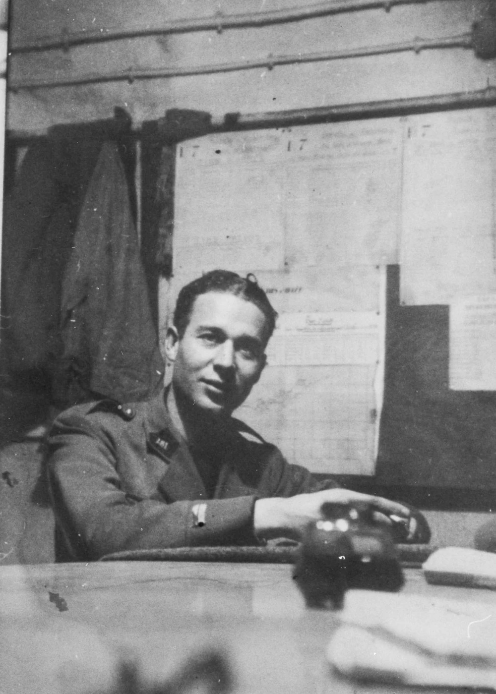 Ligne Maginot - ROCHONVILLERS - A8 - (Ouvrage d'artillerie) - Le Lt Roger Lamy dans le PC du bloc 7 - Inconnu