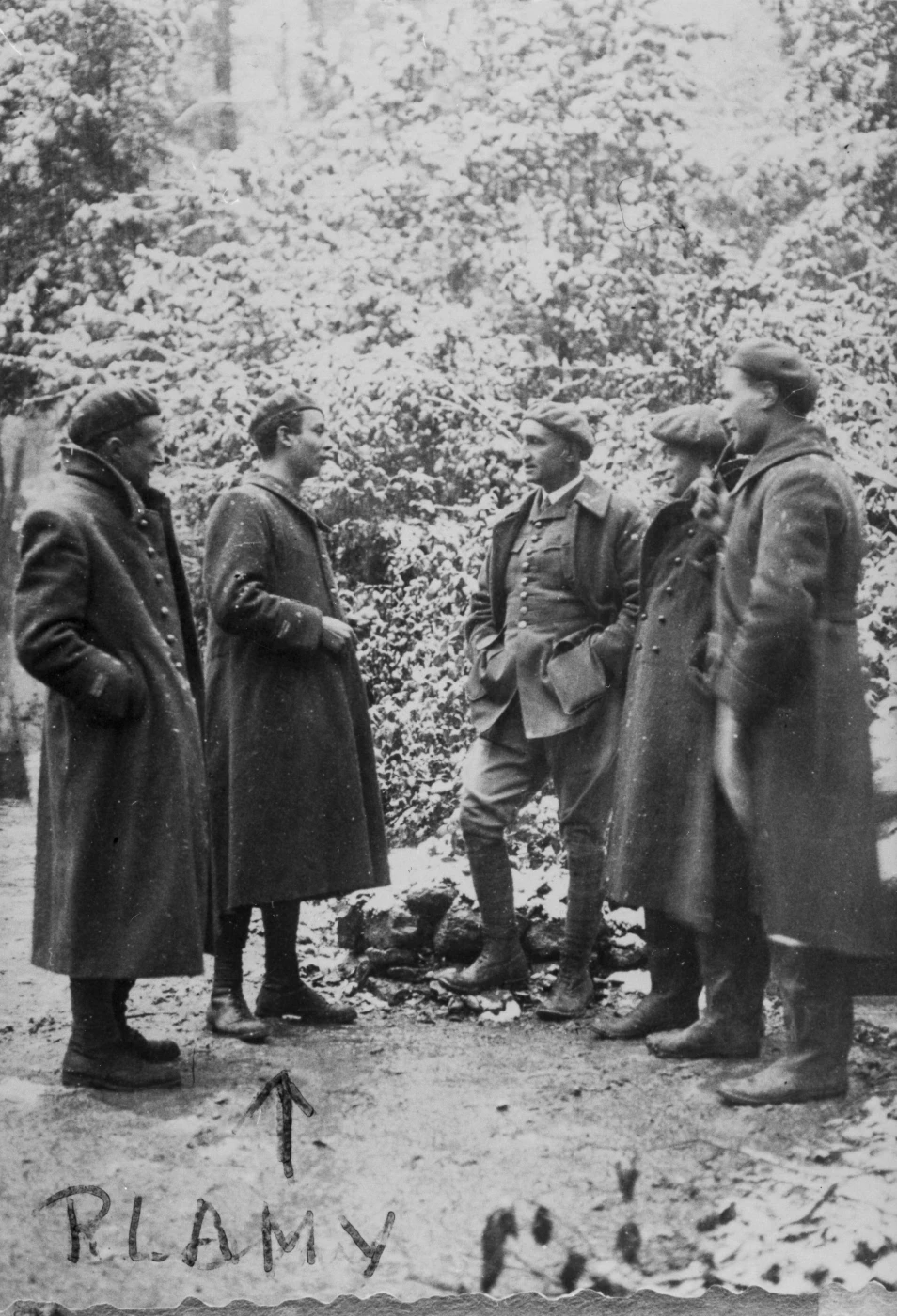 Ligne Maginot - BOIS DE LA COTE (169° RIF) - (PC de Sous-Secteur) - PC du Bois de la cote, hiver 1940
Le Lt Roger Lamy (2 en partant de la gauche) s'entretient avec le CE Laffont  - Inconnu