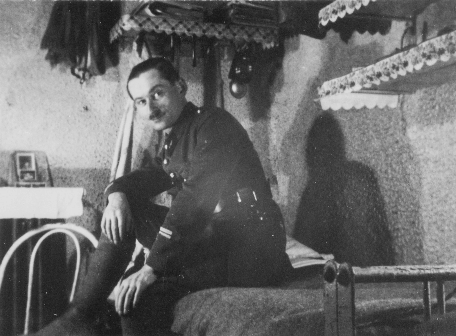 Ligne Maginot - ROCHONVILLERS - A8 - (Ouvrage d'artillerie) - Le Lt André BERTRAND commandant le bloc 6 dans sa chambre - Inconnu