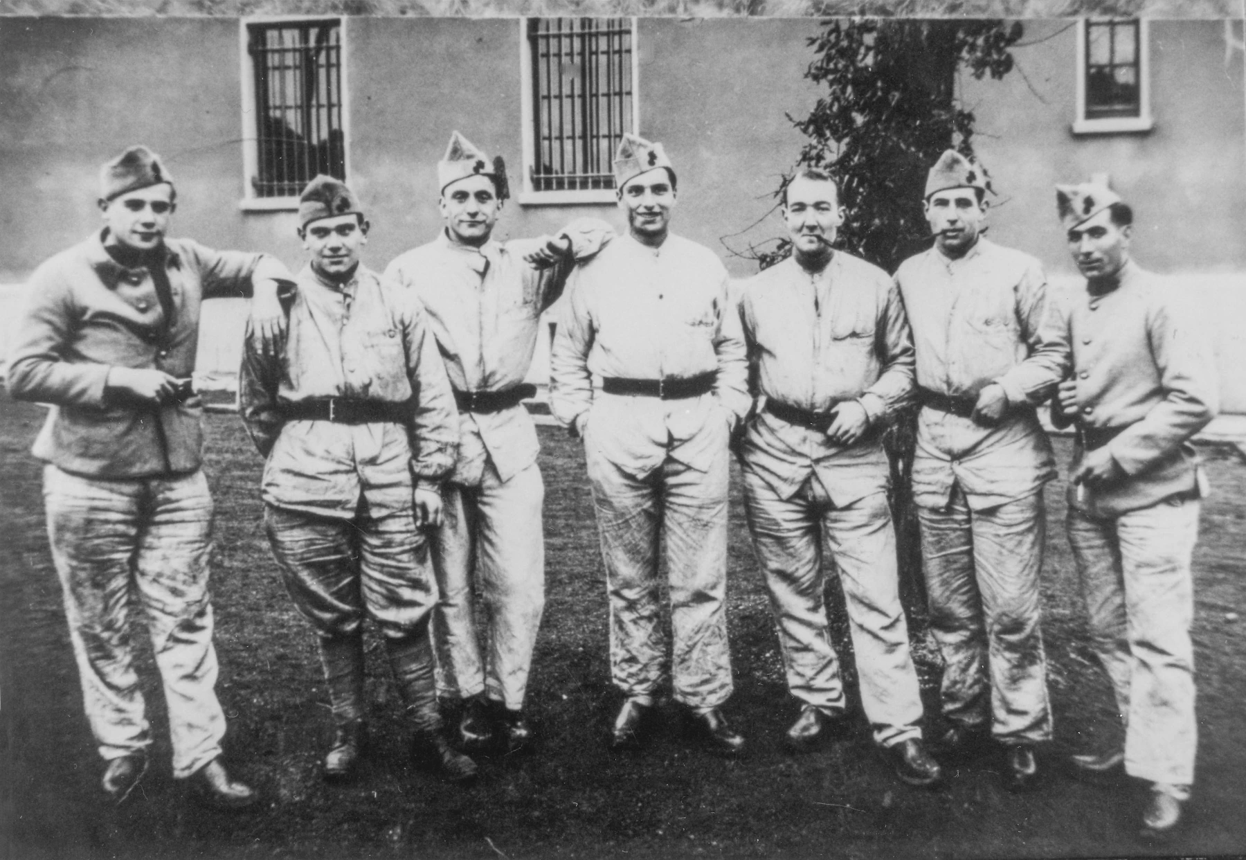 Ligne Maginot - ANGEVILLERS (CAMP) - (Camp de sureté) - Personnel de la 1° batterie en avril 1938
De gauche à droite : Goutx, Dechaux,Cotton,Debus, Falempin, Mancelle, Ledru - Inconnu